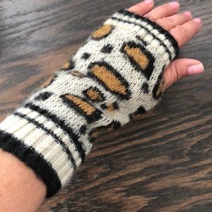 Leapord hands free mittens